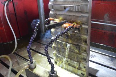 火花機放電中 火花機放電中