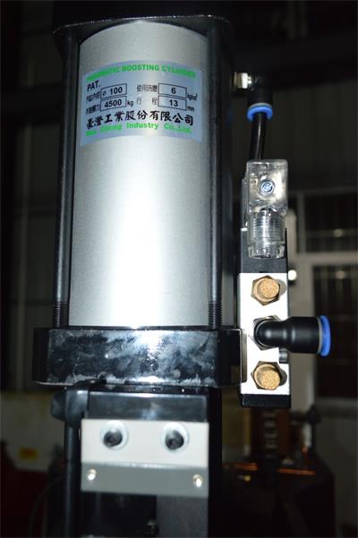 依速力立式加工中心伺服電機(jī) 依速力立式加工中心伺服電機(jī)