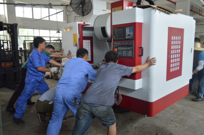 依速力加工中心客戶機器安裝過程 依速力加工中心客戶機器安裝過程