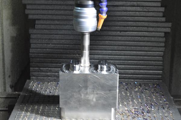 依速力CNC加工中心加工過(guò)程