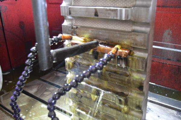 火花機(jī)放電 火花機(jī)放電